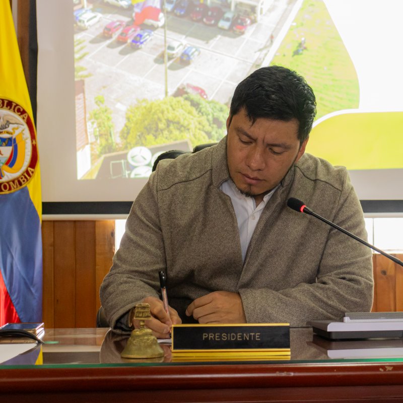 Edil presidente de la comisión de presupuesto firmando el cronograma de Septiembre JAL