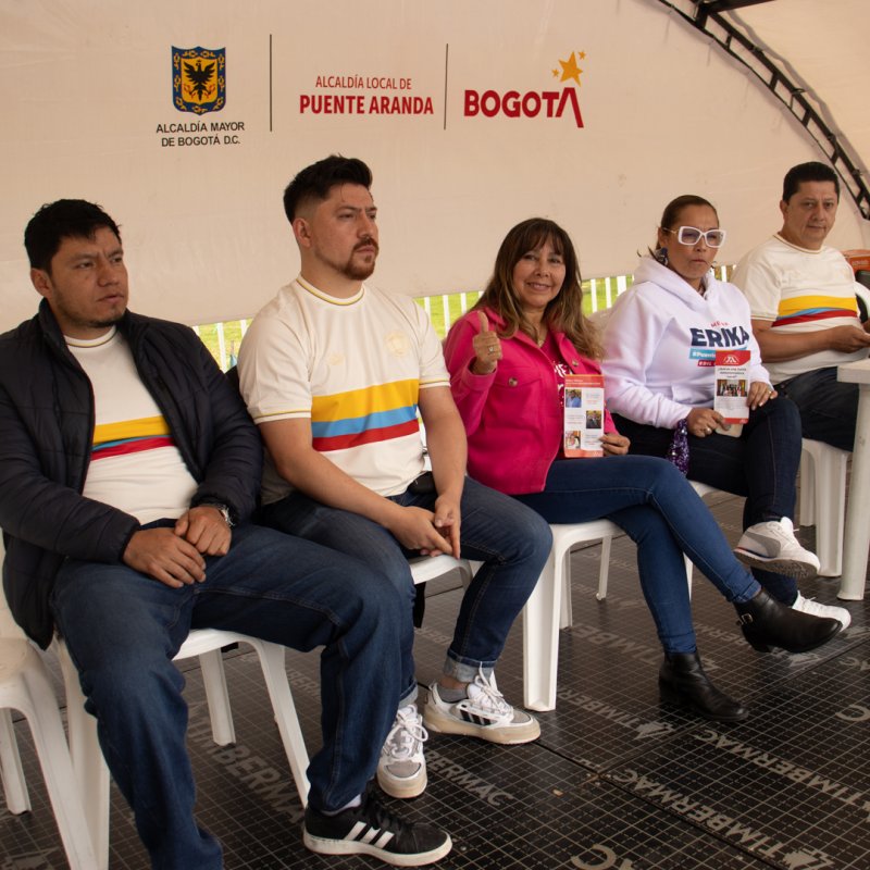 Rendición de cuentas JAL Cinco ediles de la localidad de Puente Aranda, sentados en tarima en la sede de la Alcaldía Local de Puente Aranda durante la jornada de rendición de cuentas.