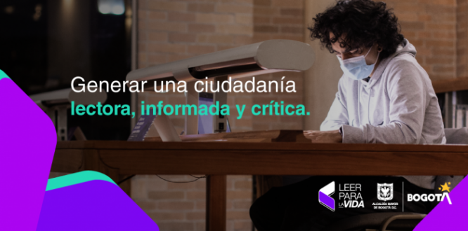 Hombre joven leyendo en biblioteca Hombre joven leyendo en biblioteca