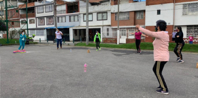 Adultos mayores en actividad física Adultos mayores en actividad física