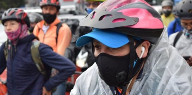 Mujer montando en bici Mujer montando en bici