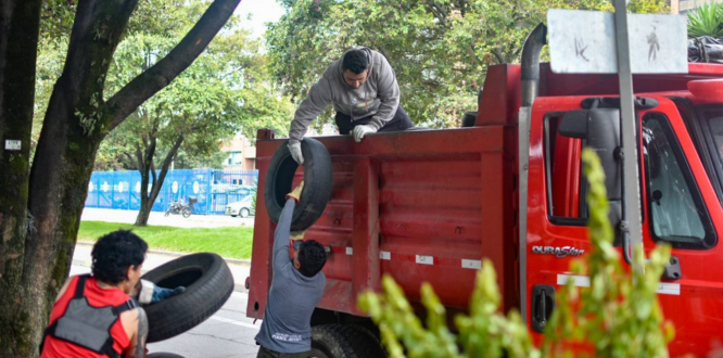 Jornada ambiental permitió recolectar 128 llantas y avanzar en la recuperación del espacio público Jornada ambiental permitió recolectar 128 llantas y avanzar en la recuperación del espacio público