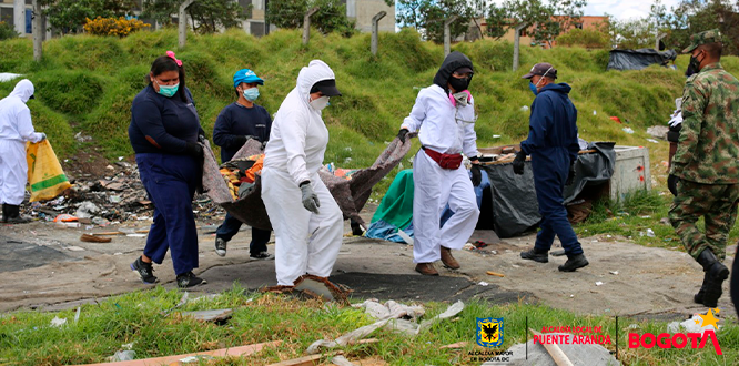 Operarios recolectando basura Operarios recolectando basura