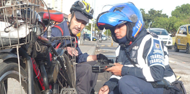 Control y verificación a ciclomotores que circulan por la localidad de Puente Aranda Control y verificación a ciclomotores que circulan por la localidad de Puente Aranda