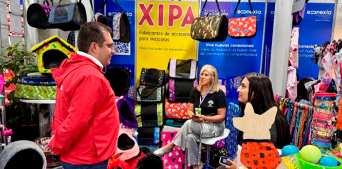 Alcalde Víctor Cruz de Puente Aranda con emprendedor en la feria de Expopet en Corferias