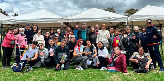 En Puente Aranda fortalecemos el bienestar de las personas mayores con el Subsidio Tipo C Grupo de personas mayores beneficiarias del Subsidio Tipo C en Puente Aranda, reunidas en un encuentro comunitario al aire libre, acompañadas por integrantes de la Alcaldía Local y la Secretaría de Integración Social