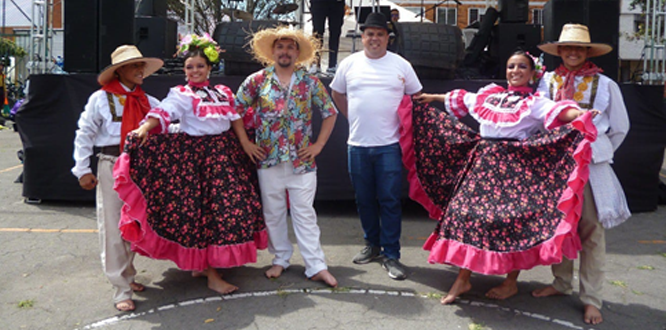 El arte callejero lleno de color, alegría, danza y música el parque Colón Arbolada