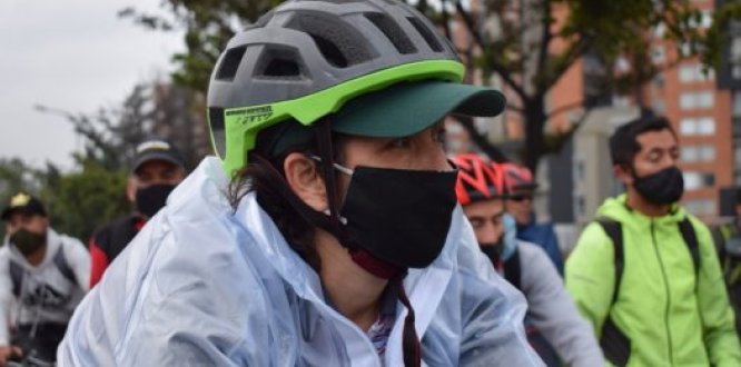 Mujer en bicicleta