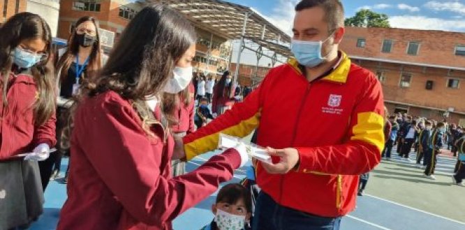  VISITA DEL ALCALDE LOCAL A SU ANTIGUO COLEGIO, SANTA ISABEL DE HUNGRIA