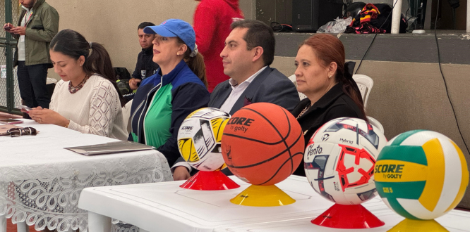 Diversión y deporte se toman Puente Aranda con la apertura de los Juegos Intercolegiados Locales 2025 “Autoridades locales y representantes educativos durante la inauguración de los Juegos Intercolegiados Locales 2025 en Puente Aranda, con balones de distintas disciplinas deportivas sobre la mesa principal.”