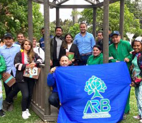 Niños y niñas del barrio Veraguas Central cuentan con un parque infantil construido con materiales reciclables