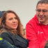 “Un policía, una mujer y el Alcalde de Puente Aranda Víctor Cruz se saludan durante el Segundo Encuentro de Coordinadores de Zonas Seguras, en un espacio comunitario de diálogo y participación ciudadana.”