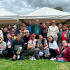 Grupo de personas mayores beneficiarias del Subsidio Tipo C en Puente Aranda, reunidas en un encuentro comunitario al aire libre, acompañadas por integrantes de la Alcaldía Local y la Secretaría de Integración Social