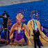 Mural en proceso de pintura sobre una pared de ladrillo en Puente Aranda, donde artistas trabajan en la recuperación y embellecimiento del espacio público cercano a la Cárcel Modelo, reemplazando el deterioro urbano por expresiones artísticas coloridas.