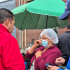 “Funcionarios de la Alcaldía Local de Puente Aranda y del IPES dialogan con una comerciante durante una jornada de inspección y sensibilización sobre el uso adecuado del espacio público en la Carrera 44, en el marco de las acciones para promover la convivencia y la responsabilidad empresarial en la localidad.”