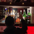 Funcionario inspecciona botellas de licor en un bar durante un operativo nocturno de control y seguridad en Puente Aranda.