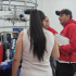 Funcionarios de la Alcaldía Local de Puente Aranda realizan una jornada de inspección en un establecimiento comercial. En la imagen se observan gestores de convivencia y personal técnico verificando documentos y maquinaria como parte de los operativos de Inspección, Vigilancia y Control (IVC) a bodegas y comercios de la localidad.