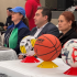 “Autoridades locales y representantes educativos durante la inauguración de los Juegos Intercolegiados Locales 2025 en Puente Aranda, con balones de distintas disciplinas deportivas sobre la mesa principal.”