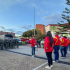 "Funcionarios de la Alcaldía Local de Puente Aranda, vestidos con chaquetas rojas, se reúnen con miembros del Ejército y la Policía en un patrullaje mixto interinstitucional, como parte de las acciones de seguridad y convivencia en la localidad."